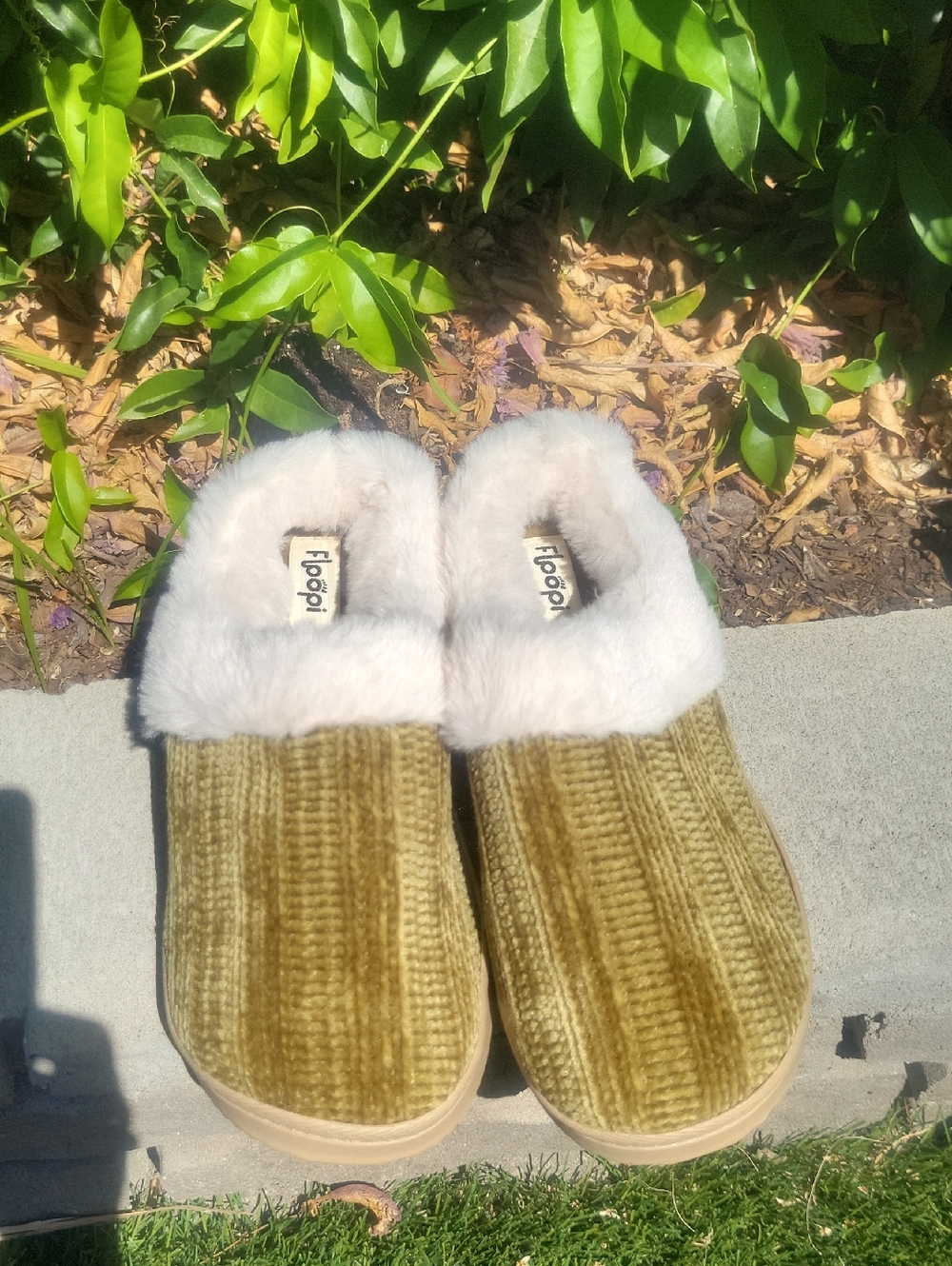 Floopi Women's Green and Cream Slippers 7